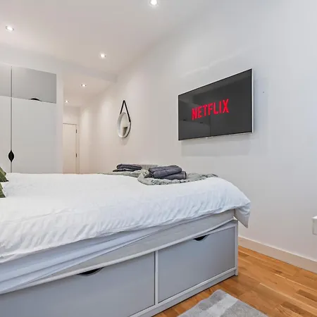 Elegant Flat - Sleeps 8 - View Centre Apartman *