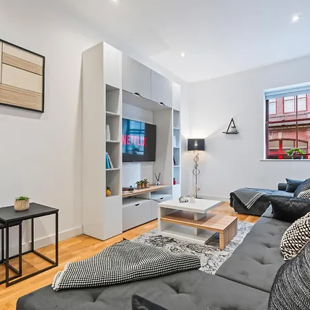 Elegant Flat - Sleeps 8 - View Centre Apartman