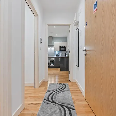 Elegant Flat - Sleeps 8 - View Centre Leeds