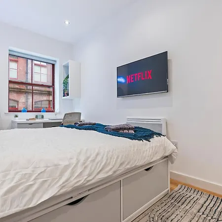 Elegant Flat - Sleeps 8 - View Centre Leeds