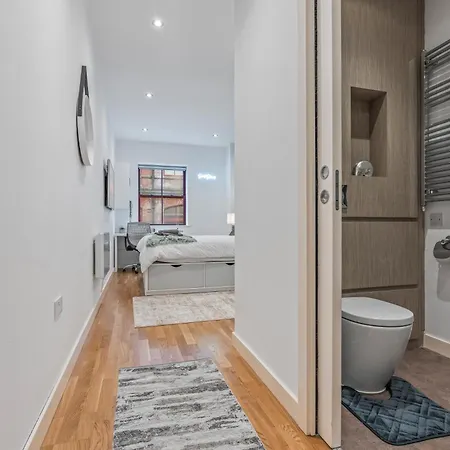 Elegant Flat - Sleeps 8 - View Centre Apartman Leeds