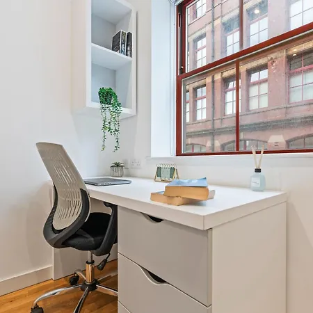 Elegant Flat - Sleeps 8 - View Centre * Leeds