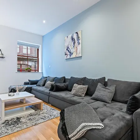 Elegant Flat - Sleeps 8 - View Centre