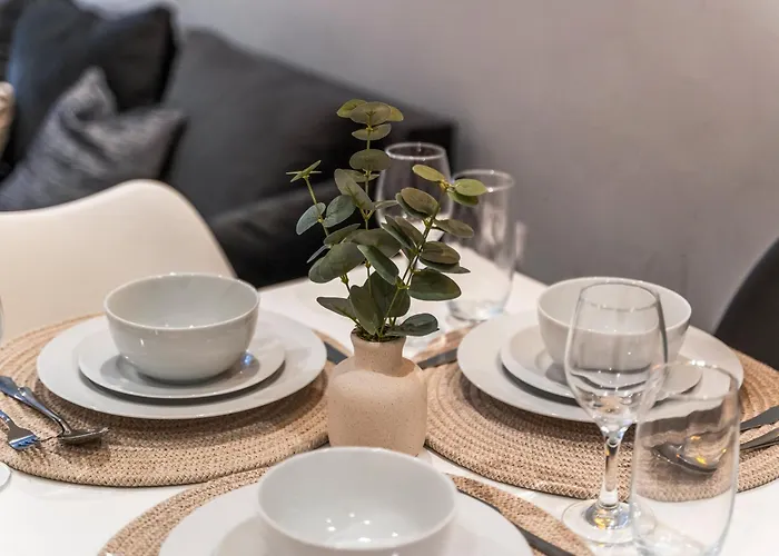 Elegant Flat - Sleeps 8 - View Centre