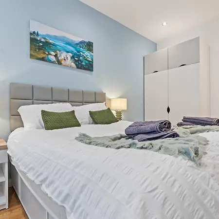 Elegant Flat - Sleeps 8 - View Centre Apartment Leeds (West Yorkshire)