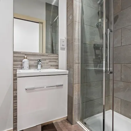 Elegant Flat - Sleeps 8 - View Centre