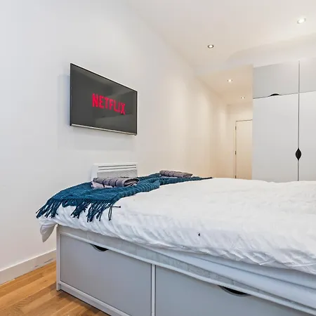 Elegant Flat - Sleeps 8 - View Centre *