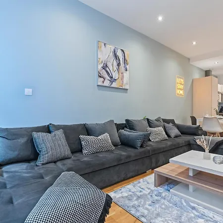 Elegant Flat - Sleeps 8 - View Centre Apartment