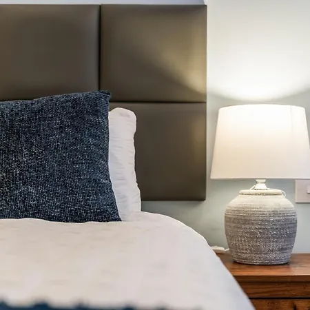 Elegant Flat - Sleeps 8 - View Centre Apartment *