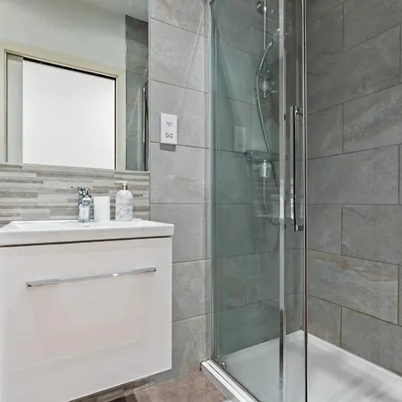 Apartment Elegant Flat - Sleeps 8 - View Centre *