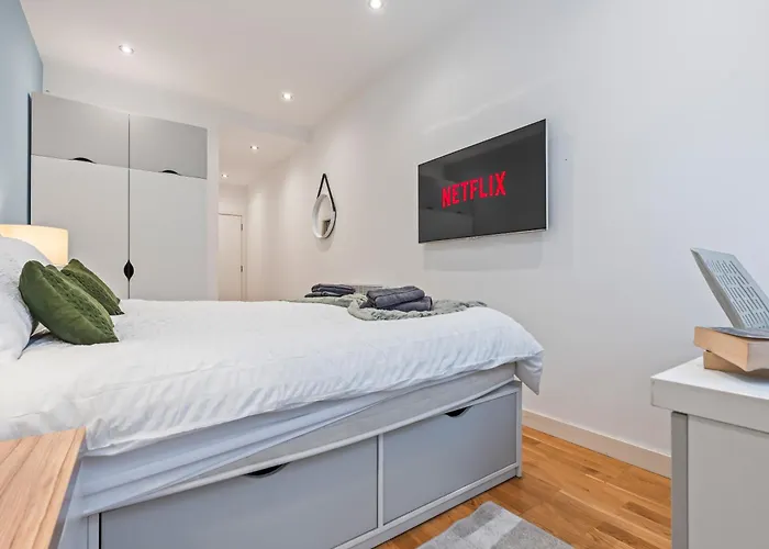 Elegant Flat - Sleeps 8 - View Centre Апартаменти *