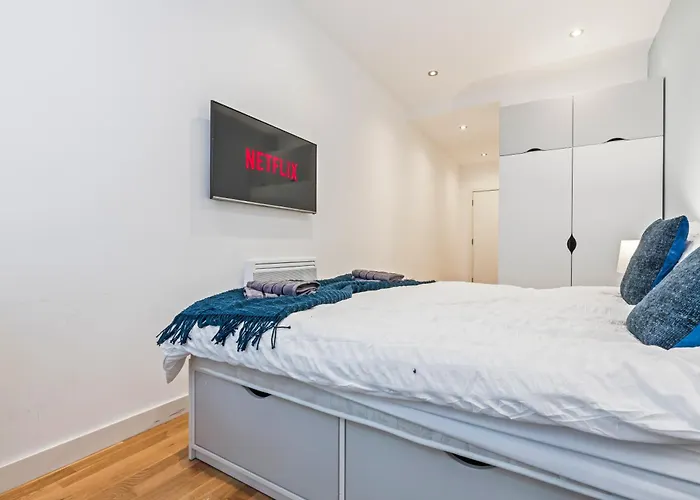 Elegant Flat - Sleeps 8 - View Centre *