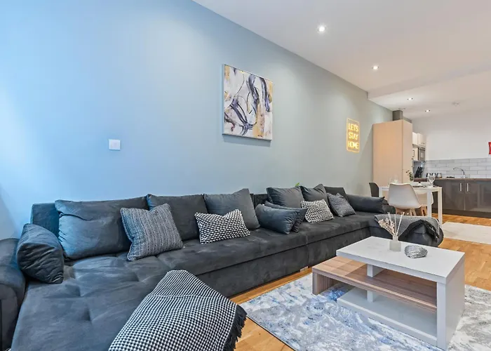 Elegant Flat - Sleeps 8 - View Centre Апартаменти