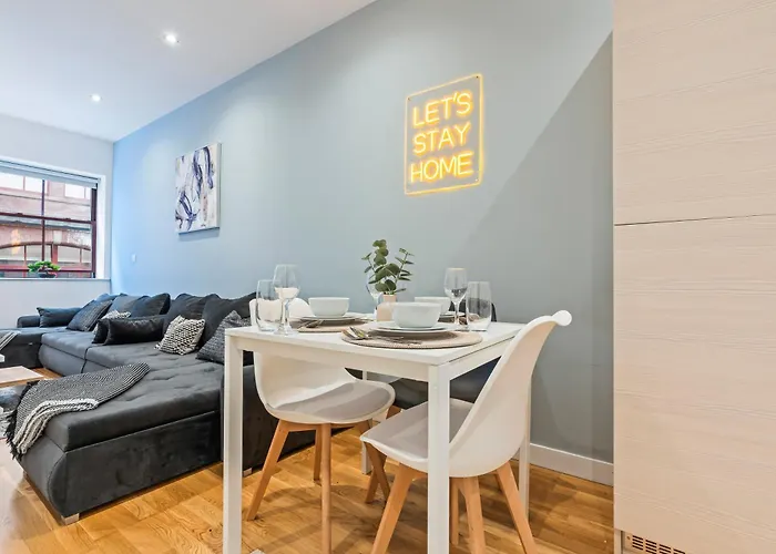 Elegant Flat - Sleeps 8 - View Centre *